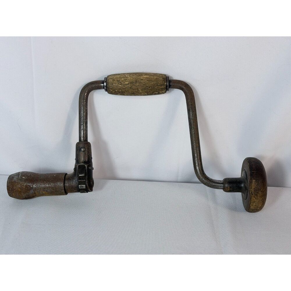 Vintage Ratcheting, Hand, Brace Drill 3 Jaw Chuck Wood Handl Tool No 1105